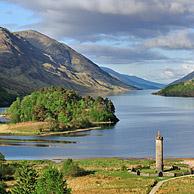 Glenfinnan Monument, aan de oevers van Loch Shiel bij Glenfinnan, Highlands, Schotland, UK
